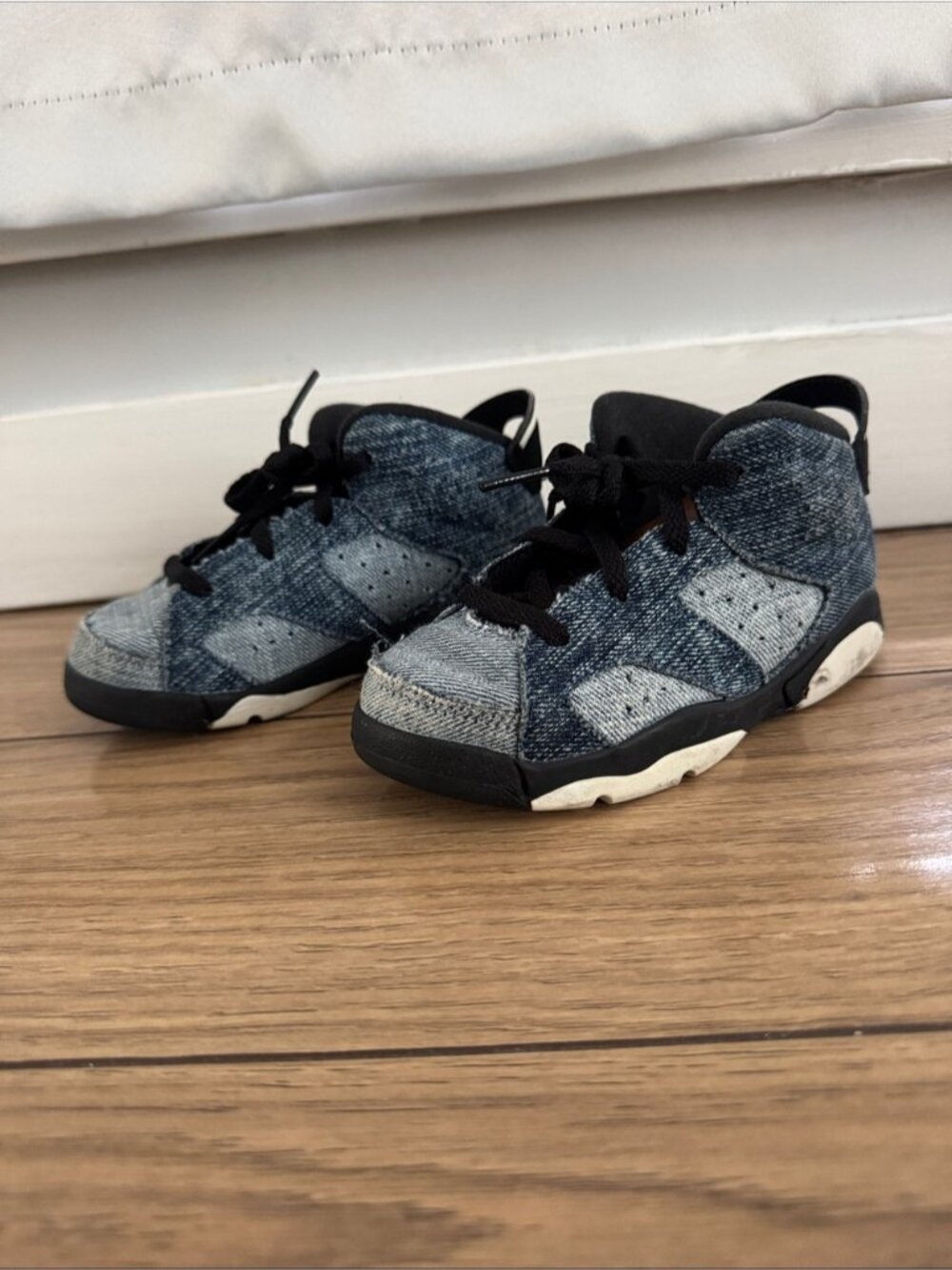 Nike Air Jordan 6 Retro Boys US 9C Washed Denim, Blue & Black jeans